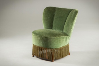 Старинное кресло с оливковой обивкой с бахромой код. RM4109111