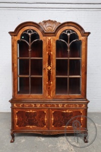 картинка Старинная витрина из палисандра с интарсиями салоне старинных вещей "Шебби" являющийся официальным дистрибьютором в России и Беларуси