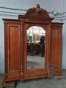 картинка Антикварный ореховый шкаф с зеркалом салоне старинных вещей "Шебби" являющийся официальным дистрибьютором в России и Беларуси