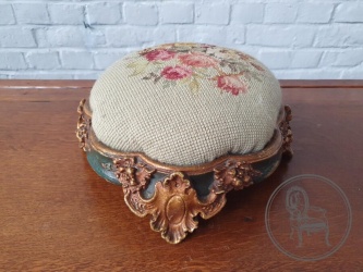 Антикварная подставка для ног из красного дерева с гобеленом код. BE4165258