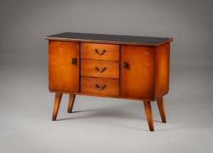 картинка Старинный комод из красного дерева с черной поверхностью салоне старинных вещей "Шебби" являющийся официальным дистрибьютором в России и Беларуси