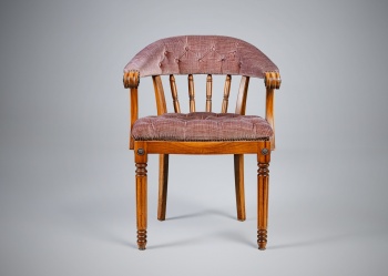 Старинное кресло из бука в обивке с каретной стяжкой код.&nbsp;RM4166322