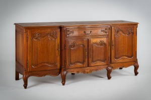 картинка Старинный дубовый комод с резными деталями и ножками-кабриоль салоне старинных вещей "Шебби" являющийся официальным дистрибьютором в России и Беларуси