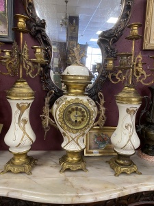 картинка Антикварный каминный гарнитур: часы с канделябрами (2 шт.) салоне старинных вещей "Шебби" являющийся официальным дистрибьютором в России и Беларуси