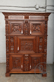 Антикварный посудный шкаф, декорированный резными сюжетными композициями код. BE106986