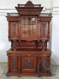 Антикварный буфет с резными балясинами в виде шутов код. BE4096916