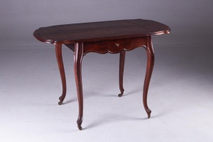 картинка Антикварный раскладной столик салоне старинных вещей "Шебби" являющийся официальным дистрибьютором в России и Беларуси