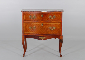 картинка Старинная тумбочка салоне старинных вещей "Шебби" являющийся официальным дистрибьютором в России и Беларуси