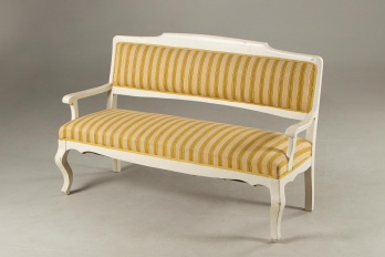 Старинная скамейка с полосатой обивкой код. RM4165032