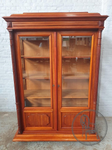 картинка Антикварный книжный шкаф-витрина из красного дерева в классическом стиле салоне старинных вещей "Шебби" являющийся официальным дистрибьютором в России и Беларуси