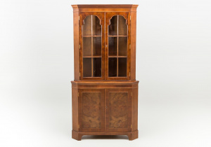 картинка Старинный угловой посудный шкаф салоне старинных вещей "Шебби" являющийся официальным дистрибьютором в России и Беларуси