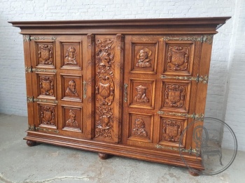 Старинный резной комод с распашными дверцами код. BE4097427