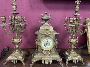Антикварные каминные часы с канделябрами из латуни с позолотой код.&nbsp;BLT59