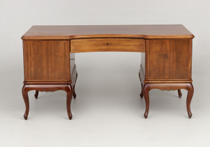 картинка Старинный письменный стол салоне старинных вещей "Шебби" являющийся официальным дистрибьютором в России и Беларуси