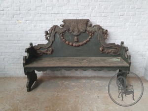 Антикварнная скамья с арочной спинкой, декорированная резьбой в виде аканта и гирлянд код.&nbsp;BE4165782