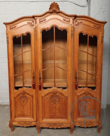 Антикварный посудный шкаф в рокайльном стиле с застекленными дверцами код. BE106936