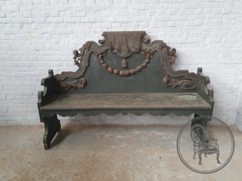 Антикварнная скамья с арочной спинкой, декорированная резьбой в виде аканта и гирлянд код.&nbsp;BE4165782