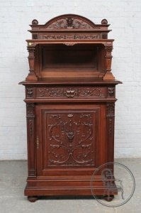 картинка Антикварный высокий комод с резными балясинами салоне старинных вещей "Шебби" являющийся официальным дистрибьютором в России и Беларуси