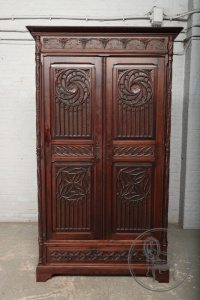 картинка Антикварный дубовый шкаф в готическом стиле с двумя дверями салоне старинных вещей "Шебби" являющийся официальным дистрибьютором в России и Беларуси