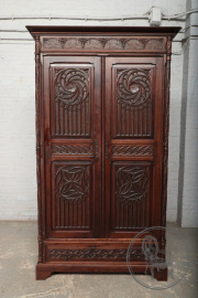 Антикварный дубовый шкаф в готическом стиле с двумя дверями код. BE107088