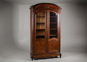 картинка Антикварный шкаф с застекленными арочными дверцами салоне старинных вещей "Шебби" являющийся официальным дистрибьютором в России и Беларуси