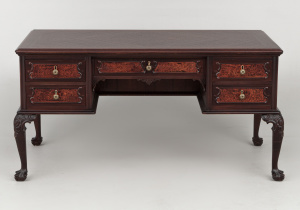 картинка Старинный письменный стол салоне старинных вещей "Шебби" являющийся официальным дистрибьютором в России и Беларуси