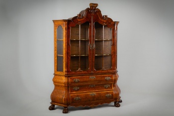 Антикварный шкаф для посуды из ореха с резьбой и бронзовой фурнитурой код.&nbsp;RM4165165