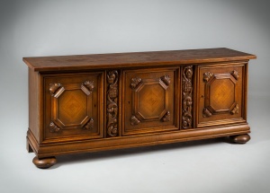 картинка Антикварный дубовый комод с тремя дверками салоне старинных вещей "Шебби" являющийся официальным дистрибьютором в России и Беларуси