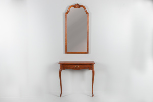 картинка Старинный консольный столик с зеркалом салоне старинных вещей "Шебби" являющийся официальным дистрибьютором в России и Беларуси