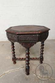 Антикварный резной столик из дуба на витых ножках код. BE63606