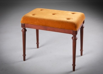 Старинная банкетка на точеных ножках, обитая бархатом код.&nbsp;RM4165613