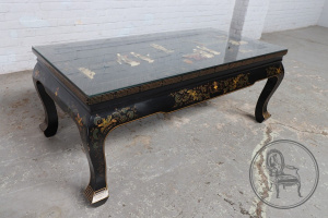 картинка Антикварный кофейный столик салоне старинных вещей "Шебби" являющийся официальным дистрибьютором в России и Беларуси