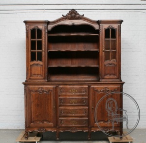 картинка Антикварный дубовый буфет салоне старинных вещей "Шебби" являющийся официальным дистрибьютором в России и Беларуси