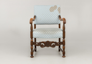 картинка Старинное кресло салоне старинных вещей "Шебби" являющийся официальным дистрибьютором в России и Беларуси