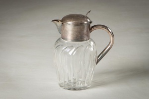 Старинный стеклянный кувшин с металлическим верхом код. RM4102412