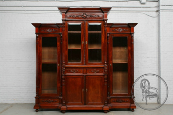 Антикварный шкаф с выступающей центральной частью код. BE5977