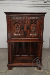 Антикварный поставец с резьбой в виде девушки и задумчивого старца с книгой код. BE43385