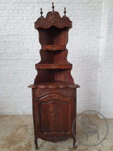 картинка Антикварный угловой поставец в стиле французского кантри салоне старинных вещей "Шебби" являющийся официальным дистрибьютором в России и Беларуси