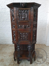 Антикварный поставец с рельефным изображением человеческих фигур код. BE107507