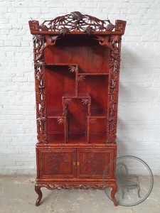 картинка Антикварная витрина из красного дерева в ориентальном стиле салоне старинных вещей "Шебби" являющийся официальным дистрибьютором в России и Беларуси