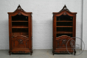 картинка Антикварные витрины из ореха (2 шт.) в рокайльном стиле салоне старинных вещей "Шебби" являющийся официальным дистрибьютором в России и Беларуси