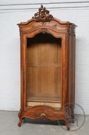 Антикварная ореховая витрина с резной короной код. BE4097672