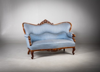 Антикварный двухместный диван (козетка) с каркасом из красного дерева код. RM4165872