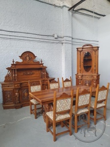 картинка Старинный буфет из ореха в стиле Ренессанс, декорированный объемной резьбойй салоне старинных вещей "Шебби" являющийся официальным дистрибьютором в России и Беларуси