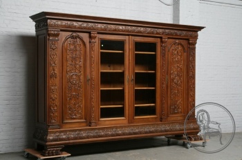 Антикварный книжный шкаф на массивных опорах в форме львиных лап код. BE4097755