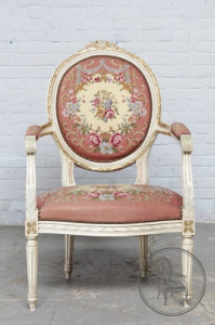 картинка Старинное кресло салоне старинных вещей "Шебби" являющийся официальным дистрибьютором в России и Беларуси