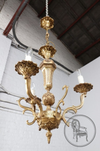 картинка Антикварная люстра салоне старинных вещей "Шебби" являющийся официальным дистрибьютором в России и Беларуси
