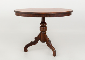 картинка Cтаринный столик салоне старинных вещей "Шебби" являющийся официальным дистрибьютором в России и Беларуси