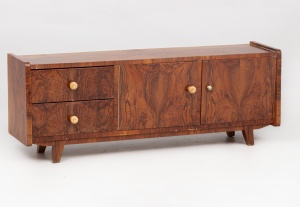 картинка Старинный комод на низких ножках с распашными дверцами салоне старинных вещей "Шебби" являющийся официальным дистрибьютором в России и Беларуси