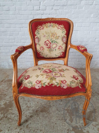 Старинное кресло с резьбой по своду спинки в виде завитков код. BE107491